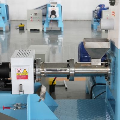 Fisch-Zufuhr-Kugel-Maschine 55kw 700kg/H des kleinen Maßstabs sich hin- und herbewegende mit zwei Ärmeln